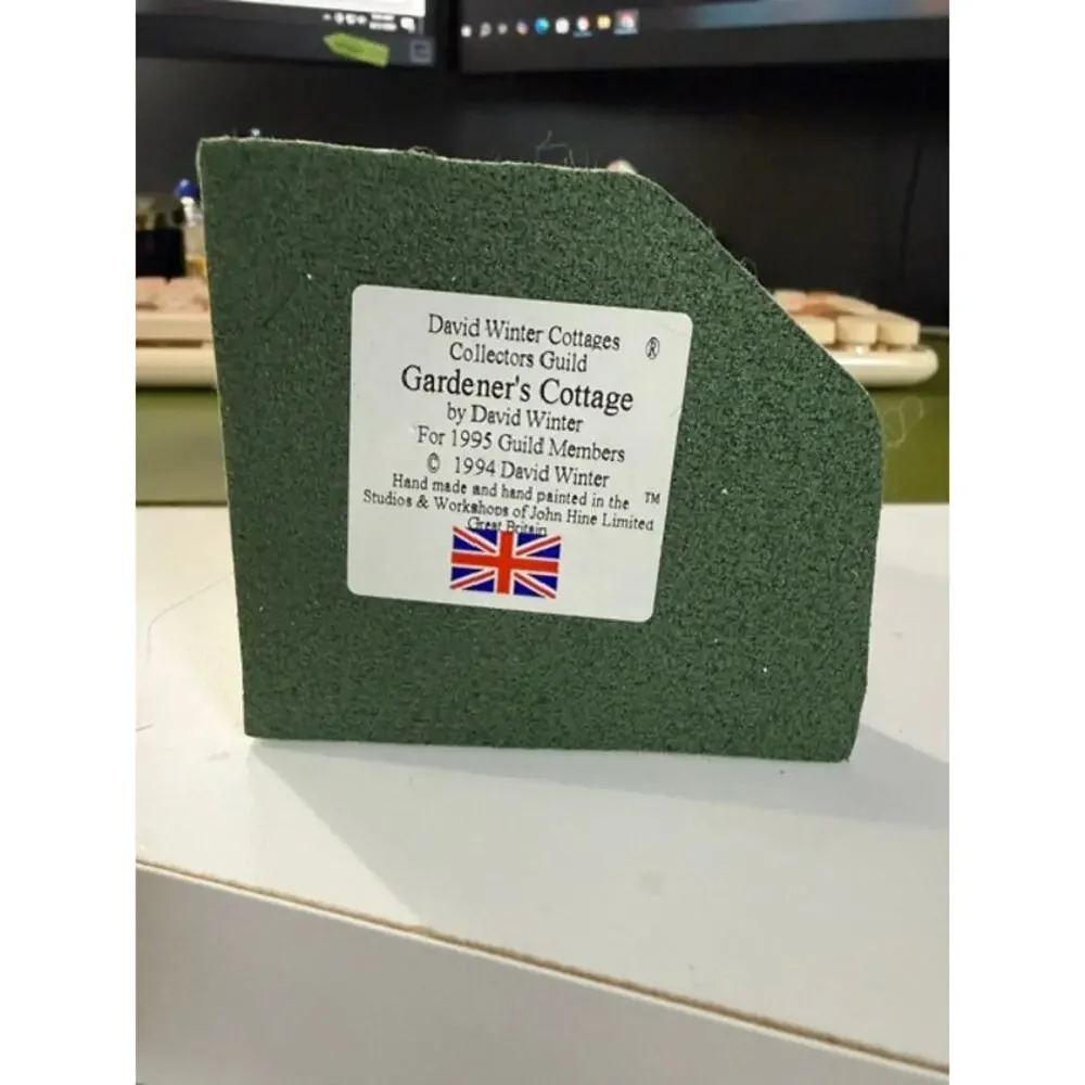 David Winter Collector's Guild - Gardener's Cottage 1994 - Good Condition